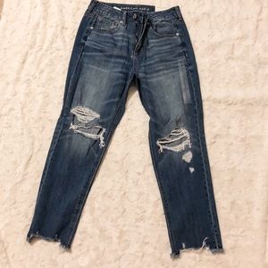 NWT AMERICAN EAGLE DISTRESSED CROPPED JEANS SHRT😍